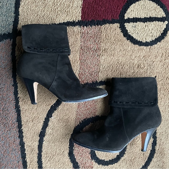 Beautiful Saks Fifth Avenue Black Suede Booties - Sz 9 - Picture 1 of 11
